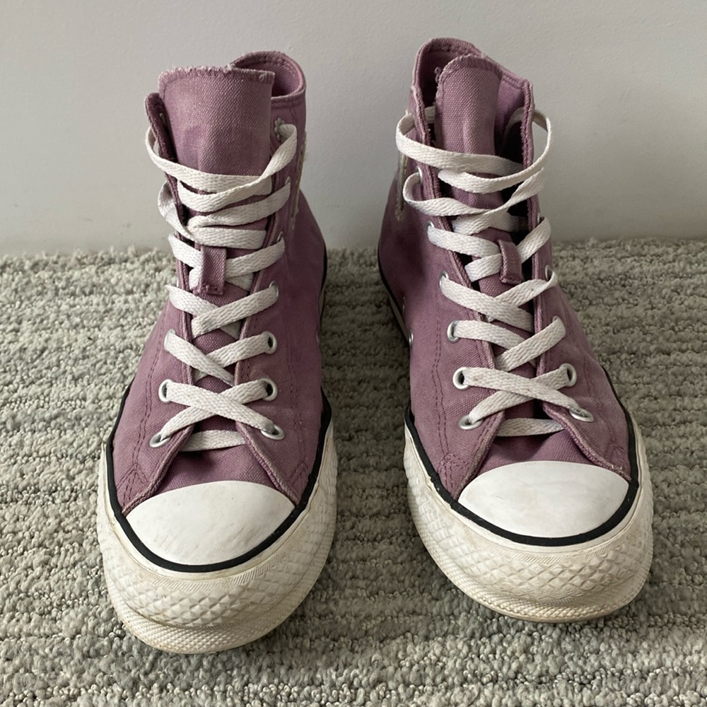 Gently used size 8 women’s converse